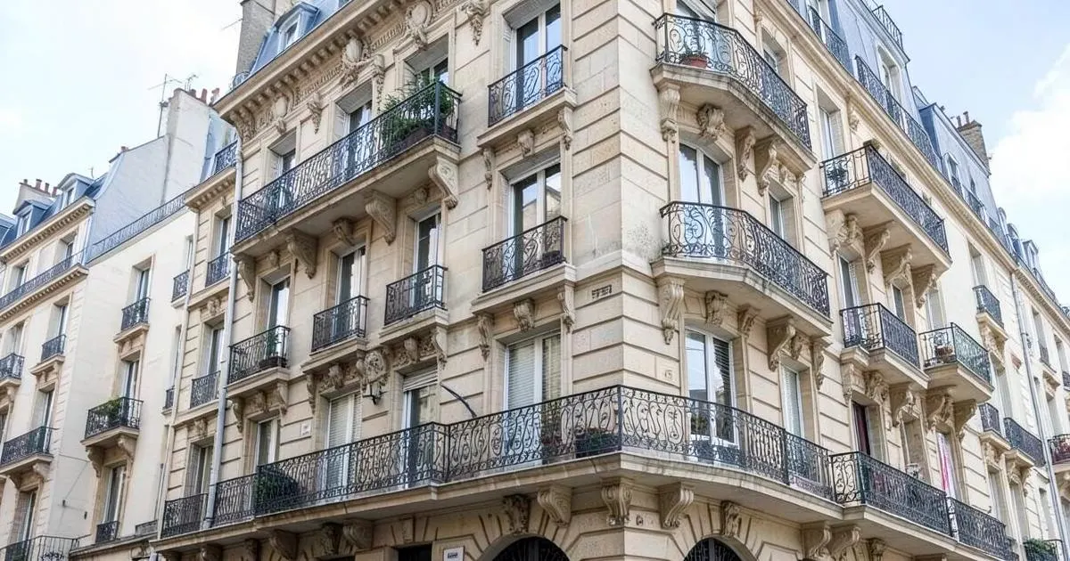 Façades d’immeubles anciens du centre-ville à Aix-en-Provence